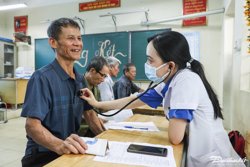 Người cao tuổi được khám sức khỏe định kỳ miễn phí ít nhất 1 lần/năm