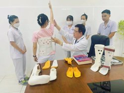 Trẻ vẹo cột sống vì điện thoại, máy tính bảng