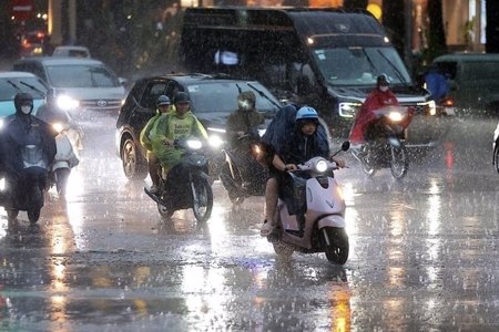 Nắng nóng giảm dần, xuất hiện áp thấp nhiệt đới trên Biển Đông