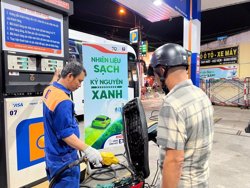 Giá xăng giảm mạnh gần 1.500 đồng/lít