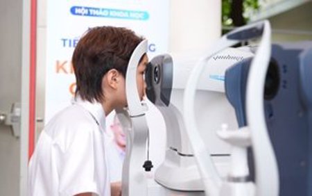 Ngoài đèn học, đâu là nguyên nhân khiến trẻ bị cận thị?