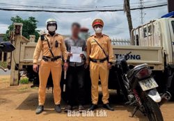 Liên tiếp phát hiện 2 trường hợp điều khiển xe dương tính với chất ma túy