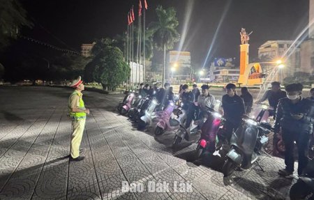 CSGT Đắk Lắk tuyên truyền lưu động về an toàn giao thông cho học sinh