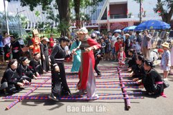 Du lịch hè Đắk Lắk – Khi tiếng chiêng hòa cùng tiếng sóng
