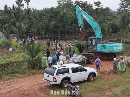 Bảo vệ thi công gỡ vướng mặt bằng cao tốc Khánh Hòa - Buôn Ma Thuột