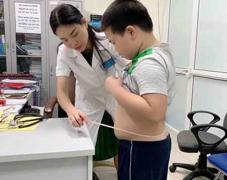 Nguy cơ trẻ tăng cân “chóng mặt” sau kỳ nghỉ hè