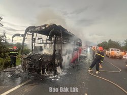 Đắk Lắk: Xe khách bốc cháy, 11 người thoát nạn