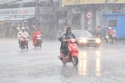 Nhiều khu vực trên cả nước có mưa dông vào chiều tối, đề phòng lốc sét