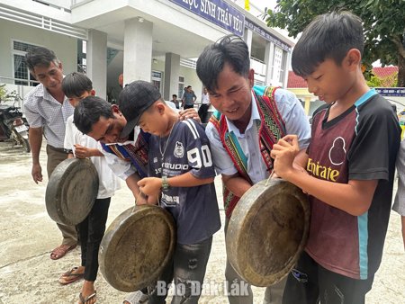 Truyền dạy kỹ năng thực hành cồng chiêng cho học sinh Phú Mỡ
