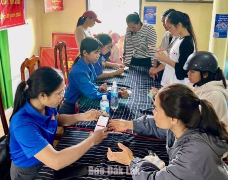 Đoàn viên thanh niên hỗ trợ hơn 72.000 người dân nâng cao kỹ năng số