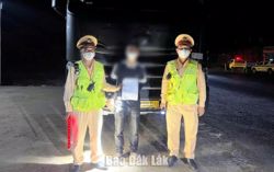 Cảnh sát giao thông Đắk Lắk phát hiện tài xế xe đầu kéo dương tính với 2 loại ma túy