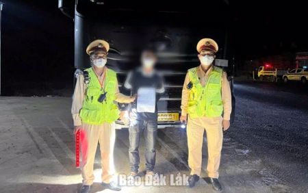 Cảnh sát giao thông Đắk Lắk phát hiện tài xế xe đầu kéo dương tính với 2 loại ma túy