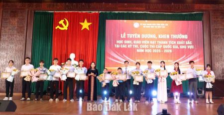 Khen thưởng học sinh và giáo viên đạt thành tích xuất sắc năm học 2025 – 2026