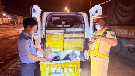 CSGT Đắk Lắk phát hiện xe chở hơn 400 kg thực phẩm không rõ nguồn gốc