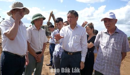 Phó Chủ tịch UBND tỉnh Đào Mỹ kiểm tra thực tế các dự án tại Khu công nghiệp Hòa Phú và Cụm Công nghiệp Ea Đar