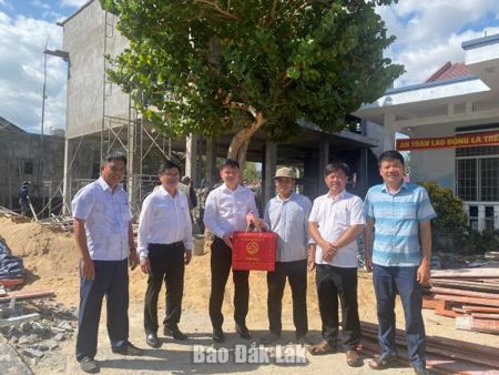 Chủ tịch UBND tỉnh Đỗ Hữu Huy kiểm tra dự án nhà tránh lũ tại phường Tuy Hòa