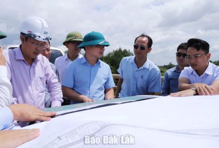 Chủ tịch UBND tỉnh Đỗ Hữu Huy kiểm tra dự án kè chống sạt lở sông Krông Pách