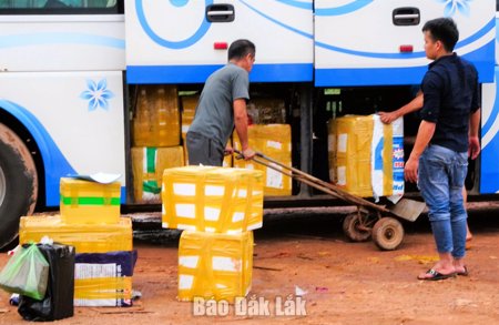 Xử lý nghiêm tình trạng xe khách chở hàng quá tải