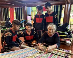 Dệt thiên nhiên vào thổ cẩm