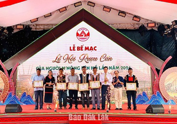 Tìm ra “Vua rượu cần” tại Lễ hội Rượu cần của người M’nông bên hồ Lắk