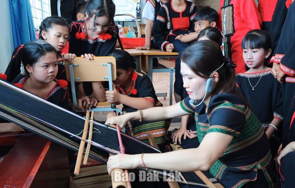 Bảo tồn bản sắc văn hóa dân tộc Êđê, M'nông trong trường học