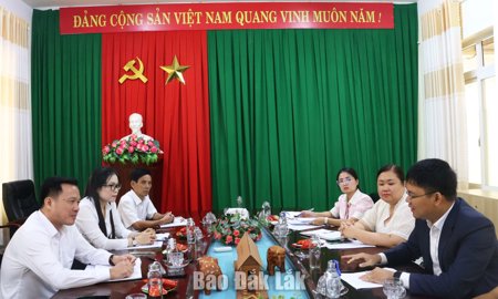 Hỗ trợ hơn 2,4 tỷ đồng cho học sinh vượt khó học giỏi