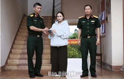 Công dân cảm ơn cán bộ quân sự nhặt được của rơi, trả lại người mất