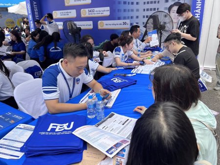 Sau lọc ảo, nhiều trường bắt đầu dự báo điểm chuẩn đại học 2026