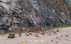 Xã Tây Sơn sạt lở đất, đá trên một số tuyến đường đèo, dốc