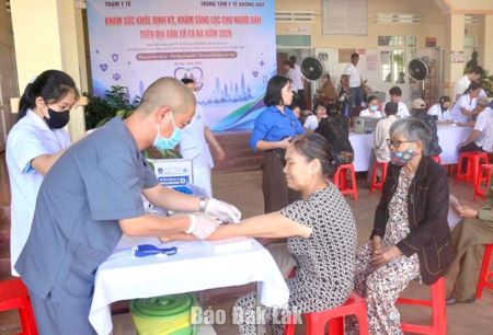 Khám sức khỏe miễn phí cho người cao tuổi xã Ea Na