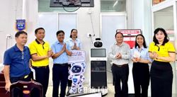 Phường Bình Kiến đưa robot lễ tân thông minh vào phục vụ người dân