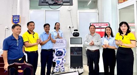 Phường Bình Kiến đưa robot lễ tân thông minh vào phục vụ người dân