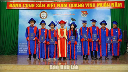 Trường Cao đẳng Đắk Lắk trao bằng tốt nghiệp cho 345 học sinh, sinh viên