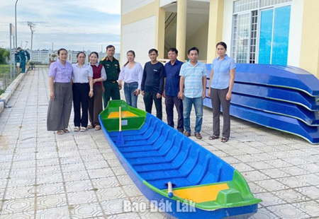 Xã Hòa Xuân bàn giao xuồng cho các thôn phục vụ phòng, chống thiên tai