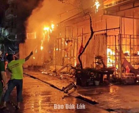 Cháy nhà trong đêm ở xã Tuy An Nam