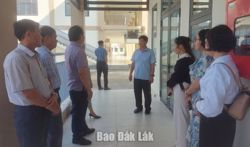 Phó Chủ tịch UBND tỉnh Nguyễn Thiên Văn kiểm tra công tác chuẩn bị cho lễ khai giảng tại các trường liên cấp vùng biên giới