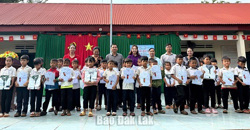Trao quà hơn 200 triệu đồng cho học sinh Cư M'gar