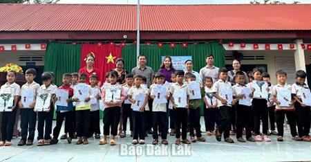 Trao quà hơn 200 triệu đồng cho học sinh Cư M'gar