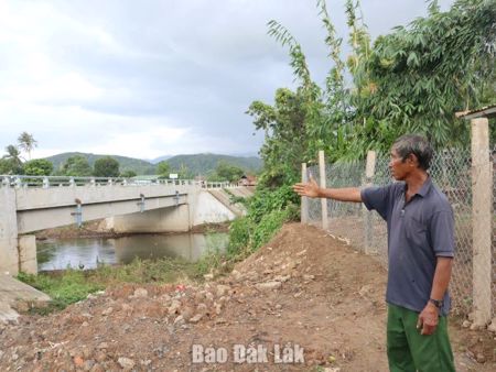 Hiến đất riêng, mở đường chung