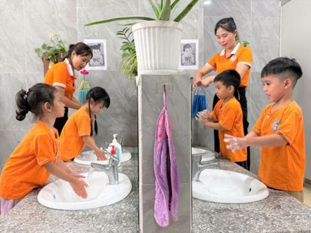 Chủ động phòng tay chân miệng khi trẻ trở lại trường