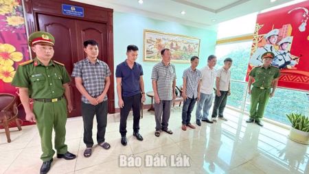 Khởi tố 10 bị can liên quan vụ nhận hối lộ, khai thác lâm sản trái phép