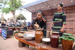 Sắc màu văn hóa trong mùa hội
