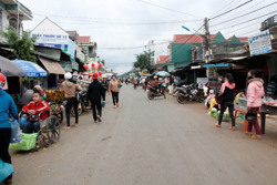 Cần xử lý tình trạng họp chợ trên đường giao thông tại xã Ea Wy (huyện Ea H'leo)