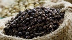 Giá tiêu hôm nay 11/1: Nhiều yếu tố 'ép' giá tiêu giảm