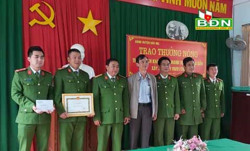 Khen thưởng Công an huyện Đắk Mil khám phá nhanh vụ cướp táo tợn giữa ban ngày