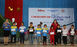 Hơn 750 triệu đồng tặng đồng bào vùng lũ