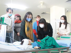 Thứ trưởng Bộ Giáo dục – Đào tạo Ngô Thị Minh thăm, tặng quà cháu bé bị cha ruột chém nguy kịch