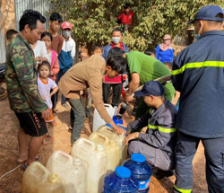 Cấp hơn 20.000 lít nước sạch cho các khu dân cư có nguồn nước nghi ngờ bị nhiễm khuẩn ở huyện Ea Súp