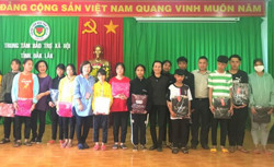 Quỹ Bảo trợ trẻ em tặng quà Tết cho học sinh có hoàn cảnh khó khăn