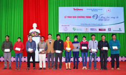 Trao học bổng, quà tặng cho học sinh và gia đình có hoàn cảnh khó khăn tại huyện Krông Bông